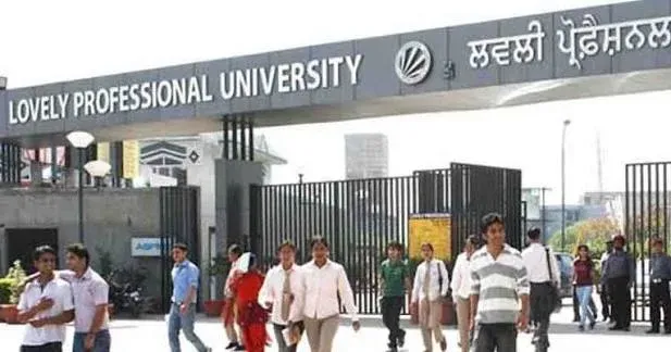 LPU में अफवाह के बाद बवाल: छात्रों ने की तोड़फोड़ और आगजनी, जालंधर-फगवाड़ा हाईवे जाम; जांच के लिए SIT गठित