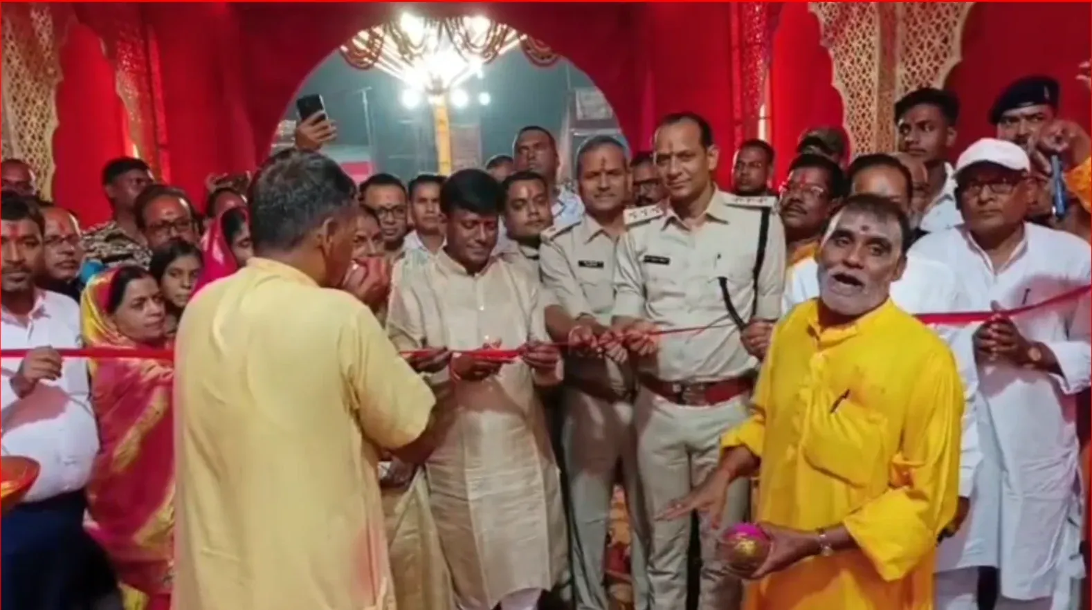 बरोरा दुर्गापूजा समिति ने लखनऊ के चारबाग की तर्ज पर बनाया भव्य पंडाल