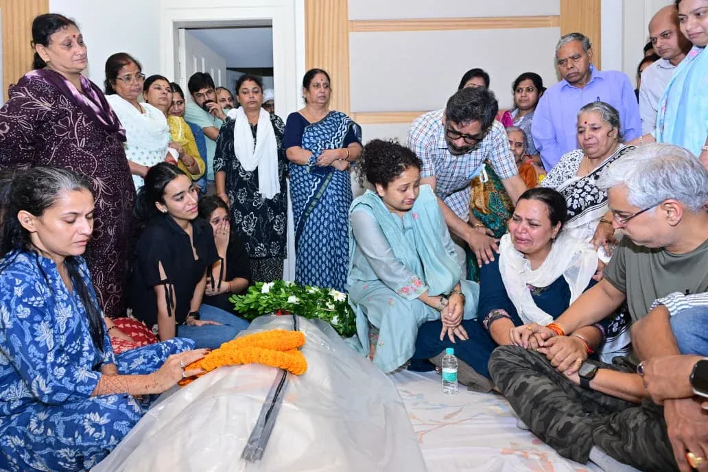 दीपिका पांडेय सिंह के आवास पहुंचे मुख्यमंत्री हेमंत सोरेन, शोकाकुल परिवार को बंधाया ढांढस