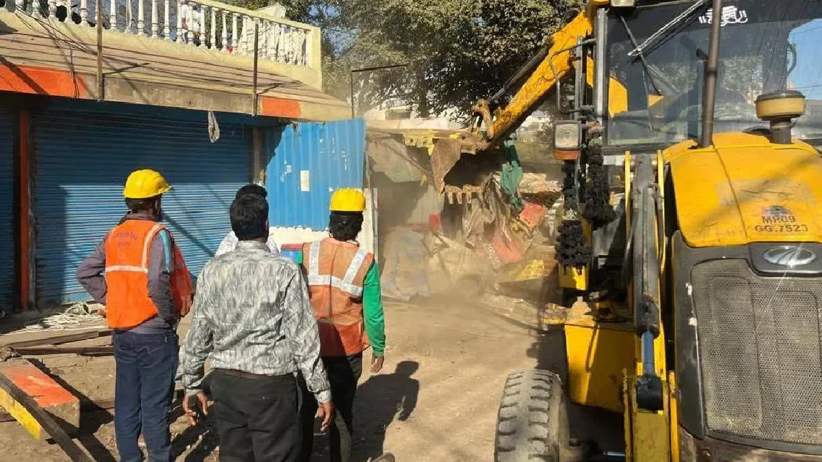 बर्मामाइंस में चला बुलडोजर, सरकारी जमीन पर बनी 17 दुकानें हटाईं; साकची में भी कार्रवाई की तैयारी