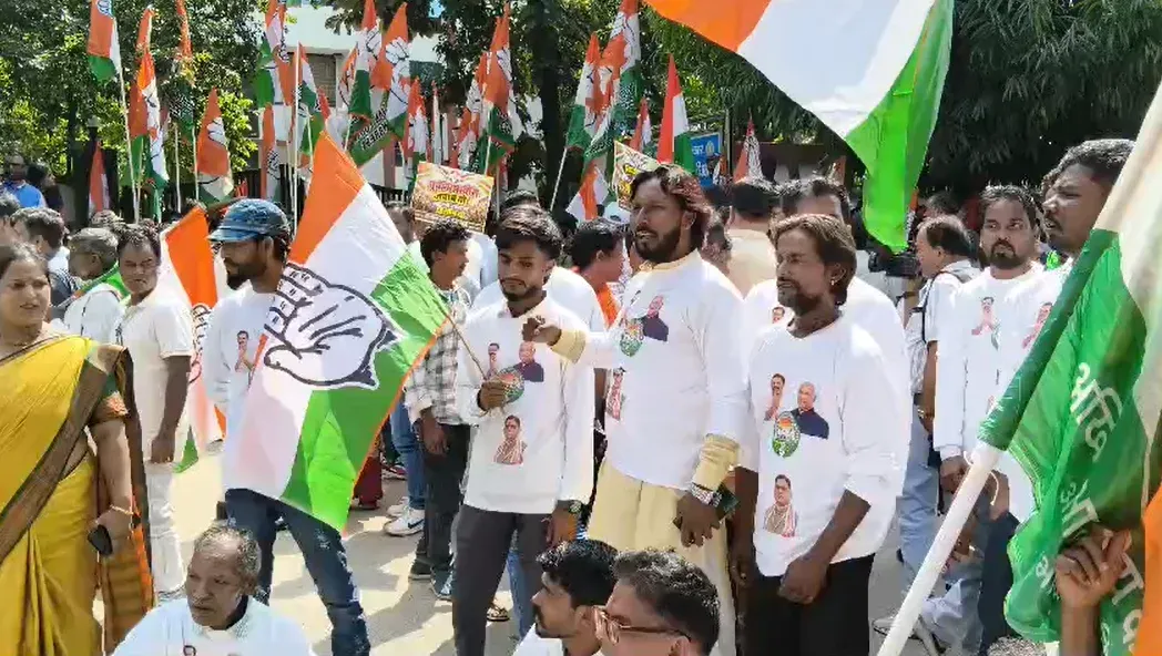 SIR को लेकर झारखंड कांग्रेस का चुनाव आयोग के खिलाफ प्रदर्शन, मुख्य निर्वाचन आयुक्त को हटाने की मांग
