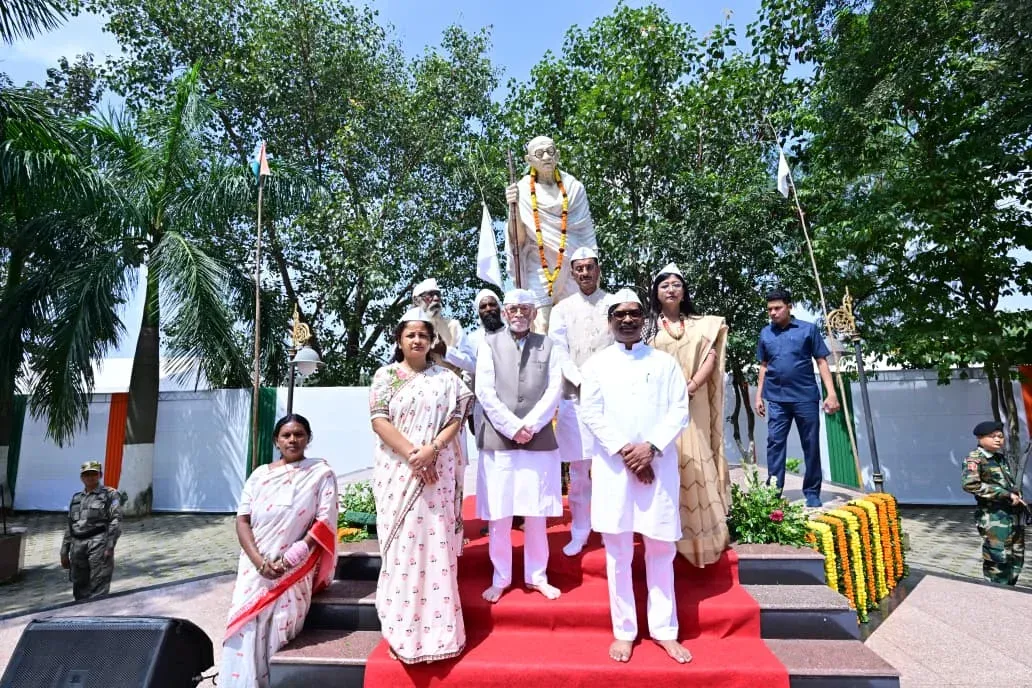 रांची में गांधी जयंती पर बापू वाटिका में श्रद्धांजलि सभा, राज्यपाल और मुख्यमंत्री ने किया महात्मा गांधी को नमन