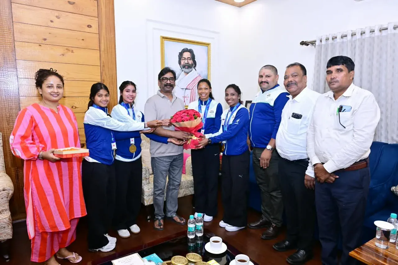 झारखंड की स्वर्णिम बेटियों से मिले सीएम हेमंत सोरेन, सलीमा टेटे समेत चार खिलाड़ियों को किया सम्मानित