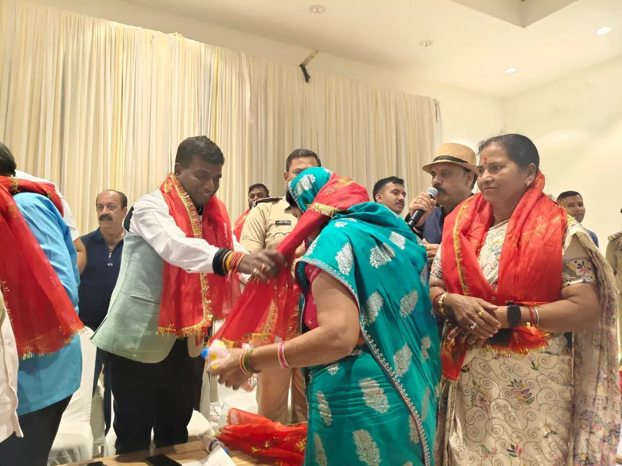 दुर्गा पूजा को लेकर प्रशासन अलर्ट, 35 पूजा समितियों के साथ हुई अहम बैठक