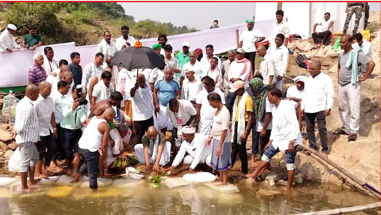 मां की अस्थियों के विसर्जन के दौरान भावुक हुए हेमंत सोरेन, नम आंखों से दी अंतिम विदाई