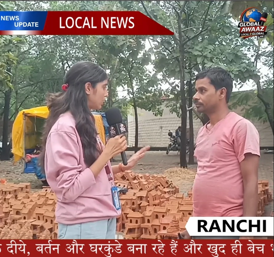 बोकारो से मोरहाबादी पहुंचे कारीगर, सड़क किनारे खुद मिट्टी के दीये और बर्तन बनाकर कर रहे बिक्री